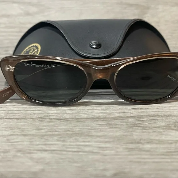 Ray-Ban Classic Brown Sunglasses with Black Case display picture 3